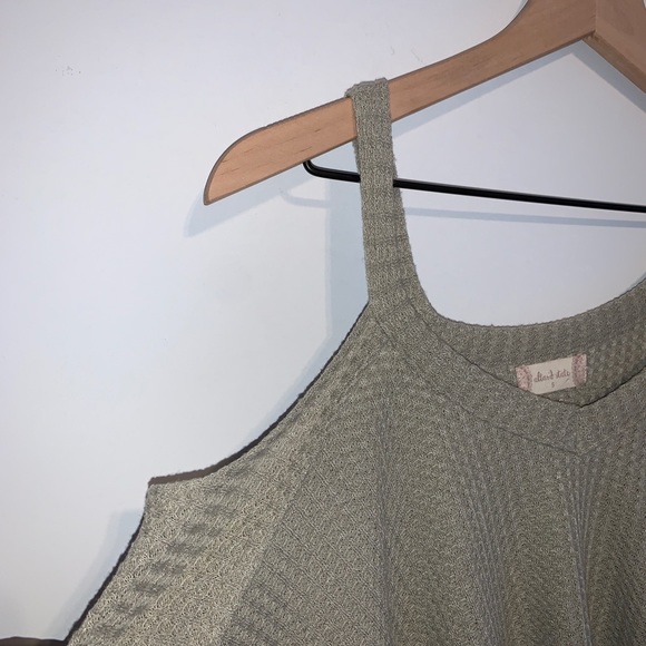 Altar’d state cold shoulder top - Picture 3 of 6